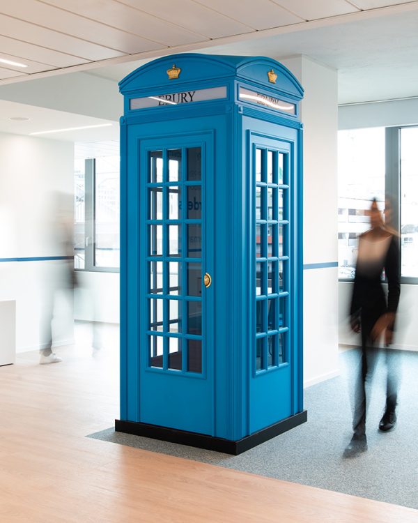 Il phone booth a forma di cabina telefonica realizzato apposta e su misura